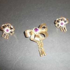 Women's Vintage Gold Tone Earrings and Lapel Pin Size OS
